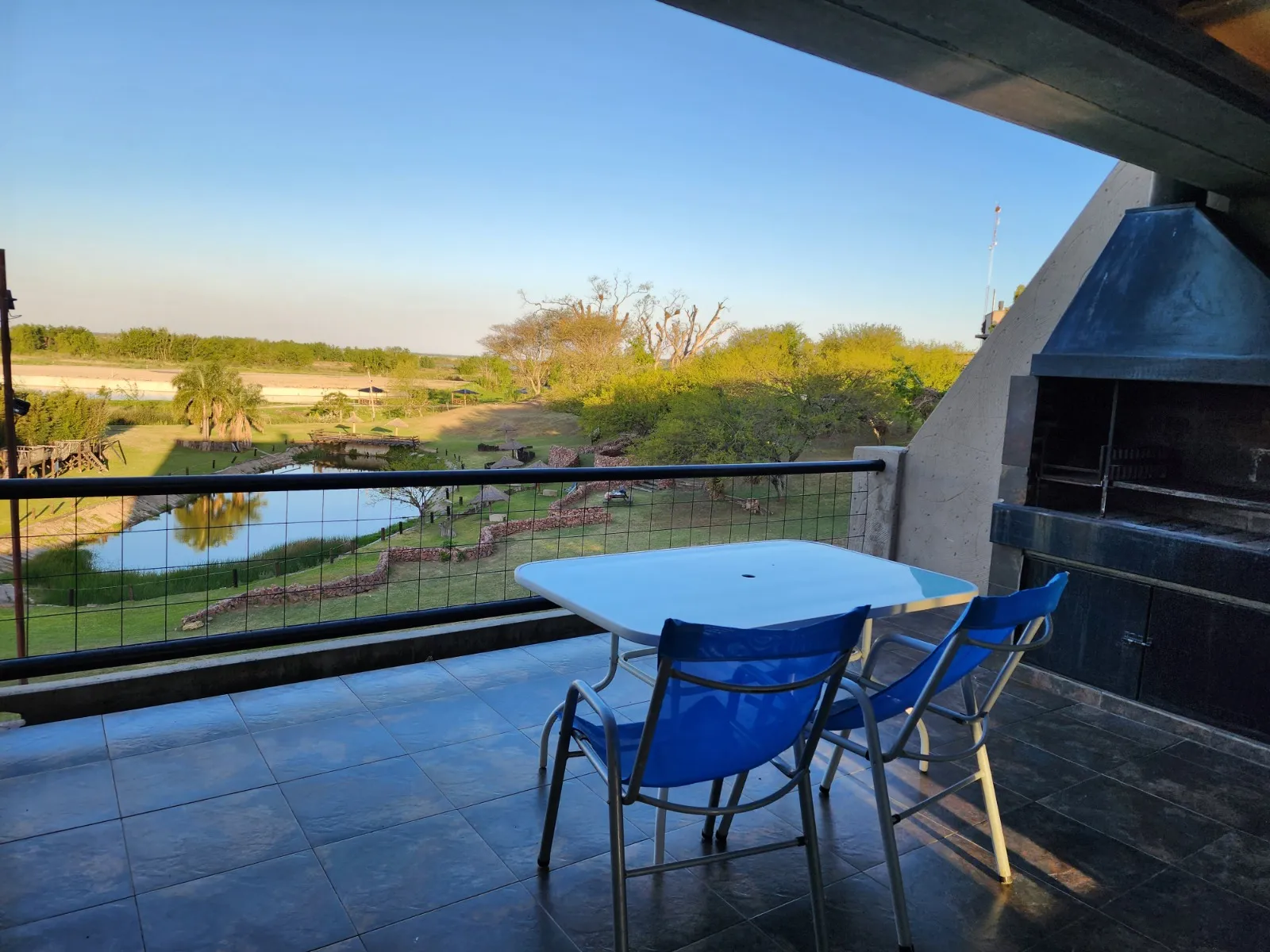Balcón con parrilla privada en Apart Club San Pedro