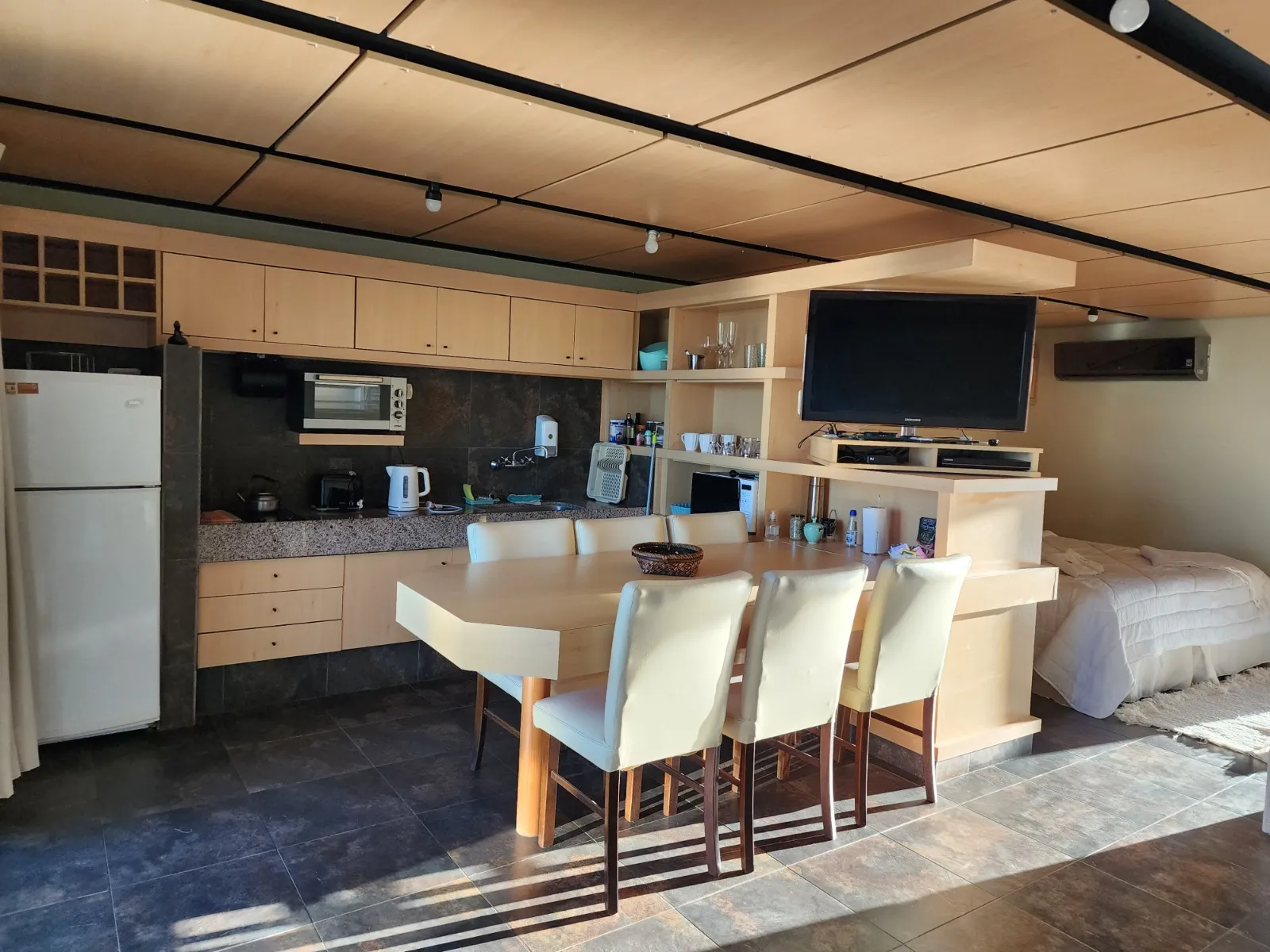 Cocina completamente equipada del loft en Apart Club San Pedro