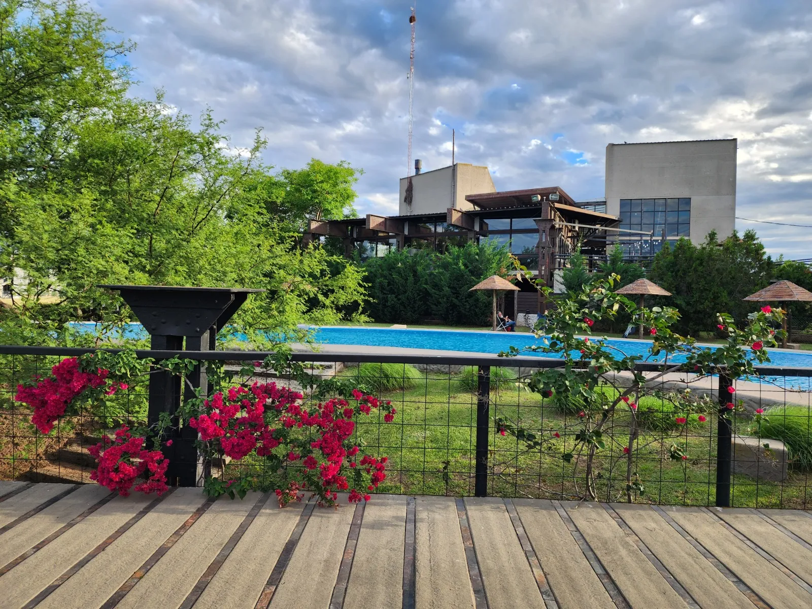 Solárium con reposeras frente a la pileta en Apart Club San Pedro